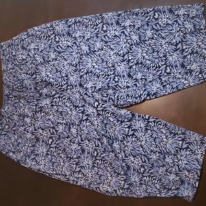 Karen Scott womans lightweight  blue floral Capri pants. 2XL